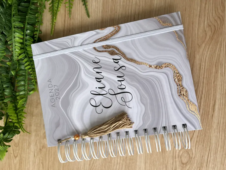 Agenda com capa marmorizada e nome dourado