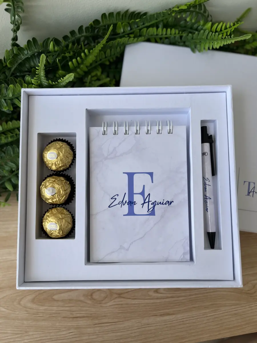 Kit de presente com bloquinho, caneta e chocolates