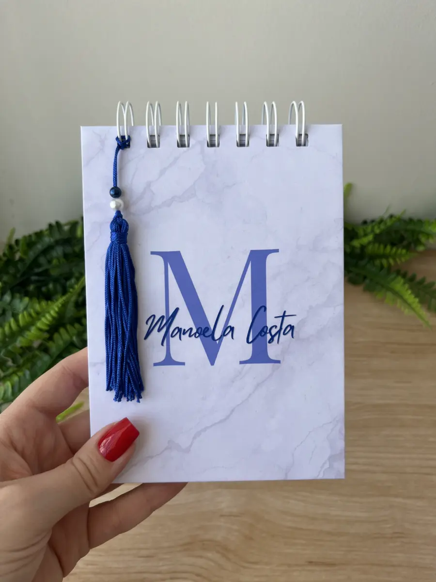 Bloquinho com monograma azul e borla