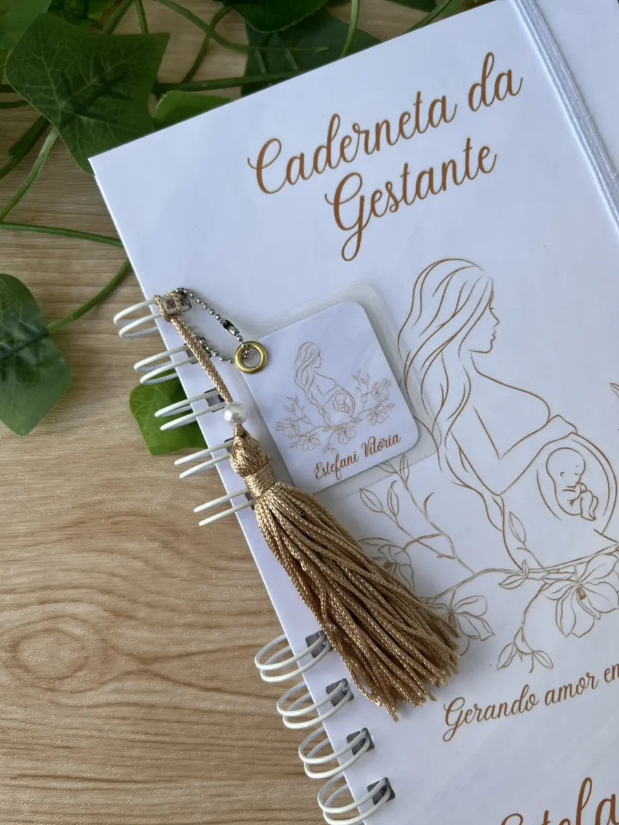 Caderneta da gestante com chaveiro e borla dourada