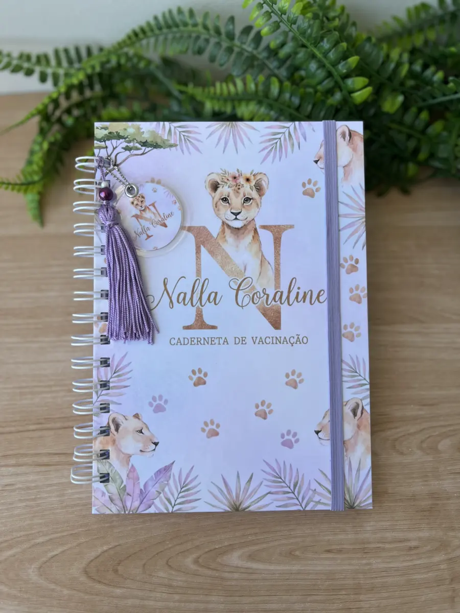 Caderneta de vacinação lilás com leoazinha