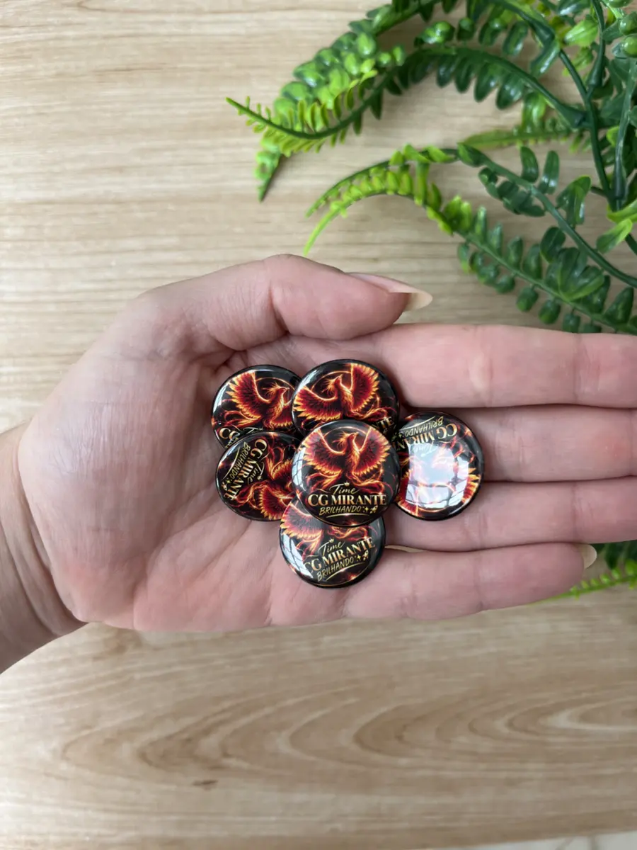 Bottons personalizados na palma da mão